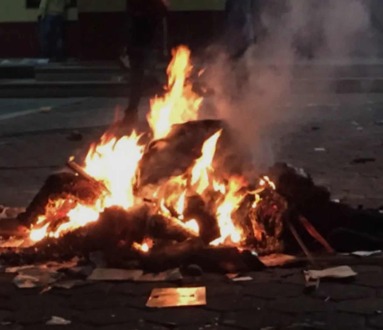 Luanda: Jovem Mecânico faz-se passar por agente do SIC captura e queima vizinho com pneus no Cazenga