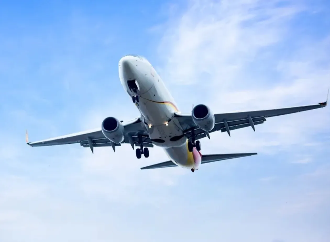 Avião de carga com cinco tripulantes desaparece dos radares no Paquistão