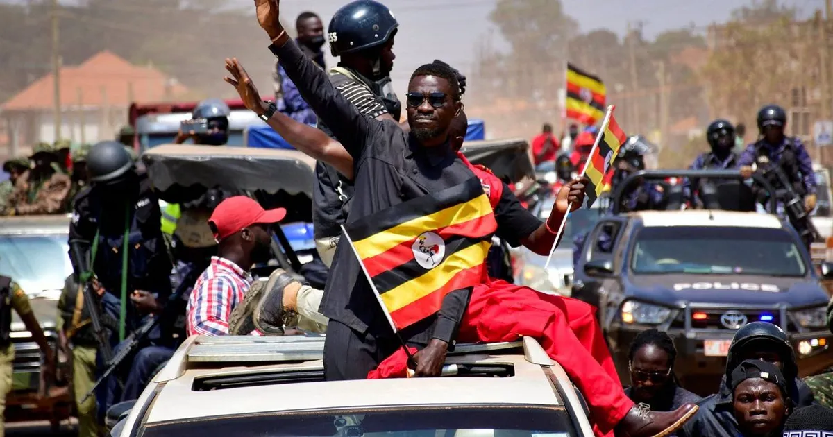 Candidato da oposição do Uganda Bobi Wine acusa polícia de agressões