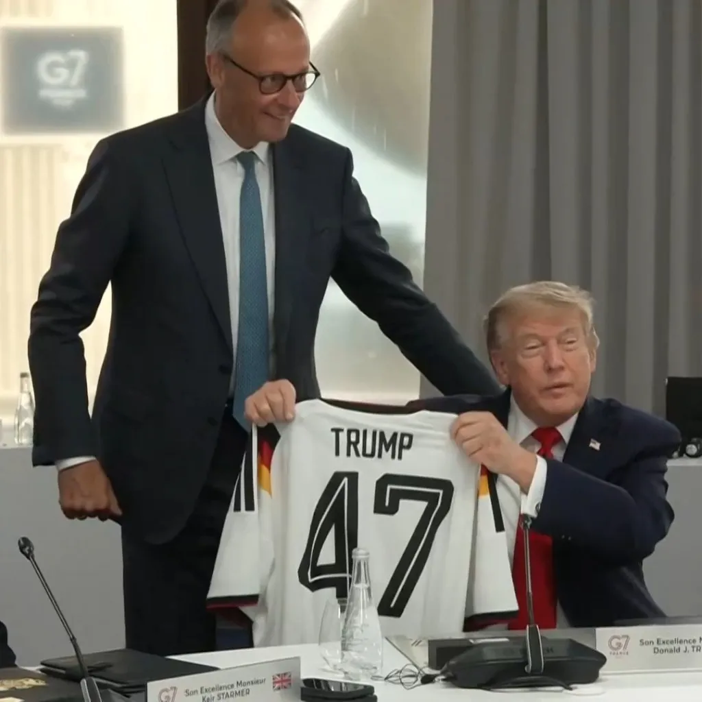 Chanceler alemão Friedrich Merz oferece camisola da selecção alemã a Donald Trump na Cimeira do G7