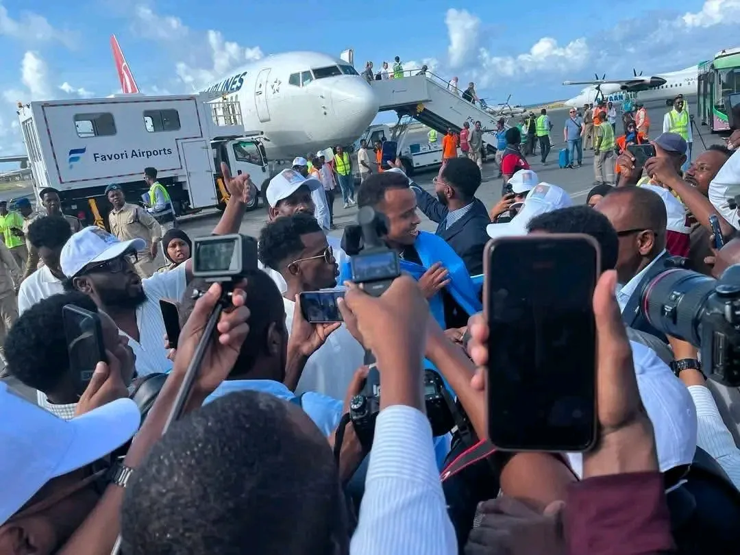 Barrado nos EUA, árbitro somali recebe apoio caloroso no regresso a casa