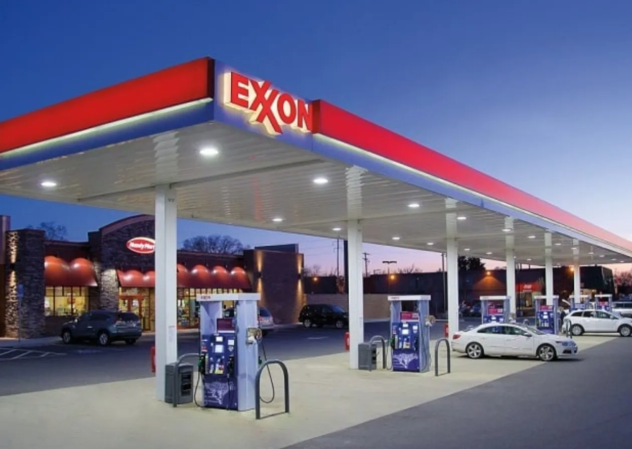 Tensões geopolíticas pressionam petróleo e encarecem combustíveis nos EUA