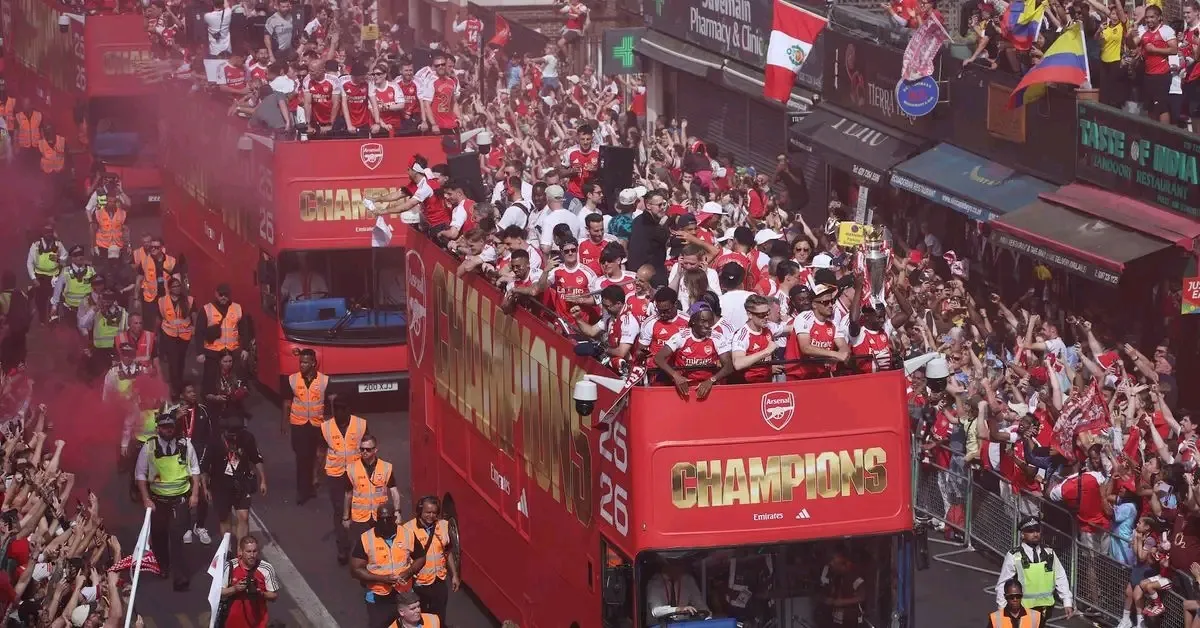 Arsenal celebra título da Premier League com desfile triunfal em Londres