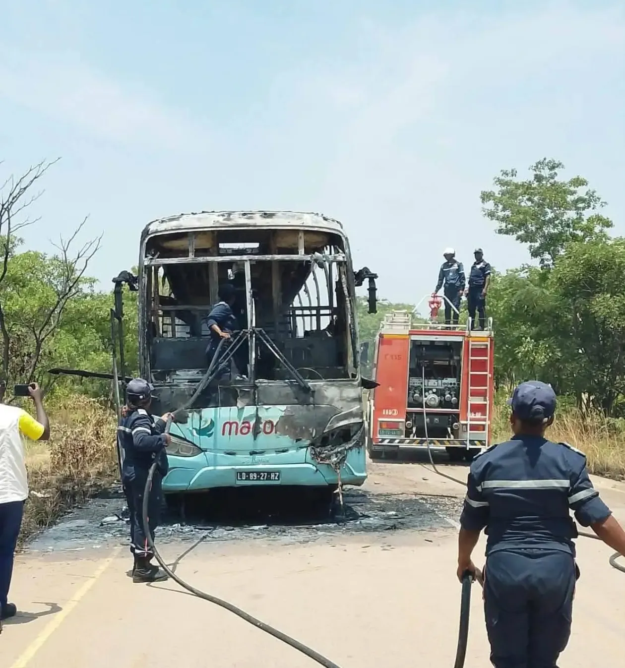 Passageiros escapam ilesos após autocarro da MACOM pegar fogo na Huíla