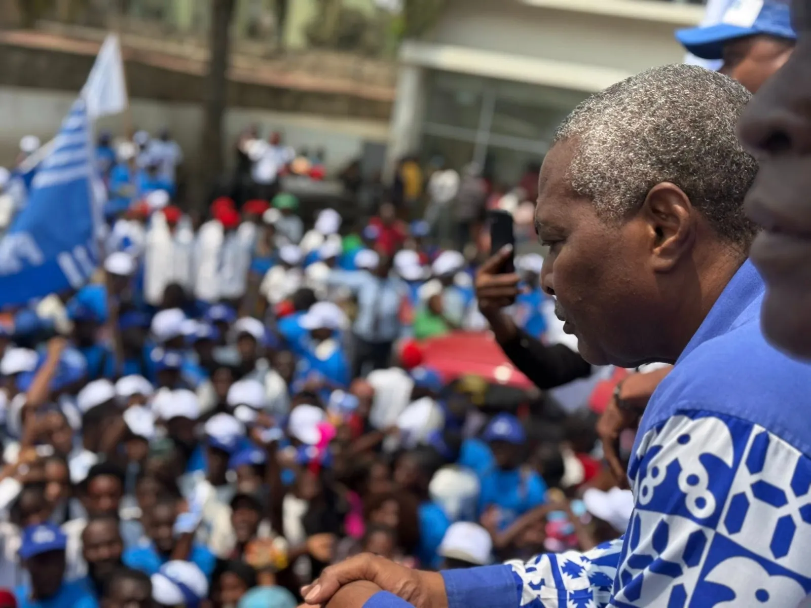 Chivukuvuku ausculta aspirações governativas dos populares da Samba em Luanda
