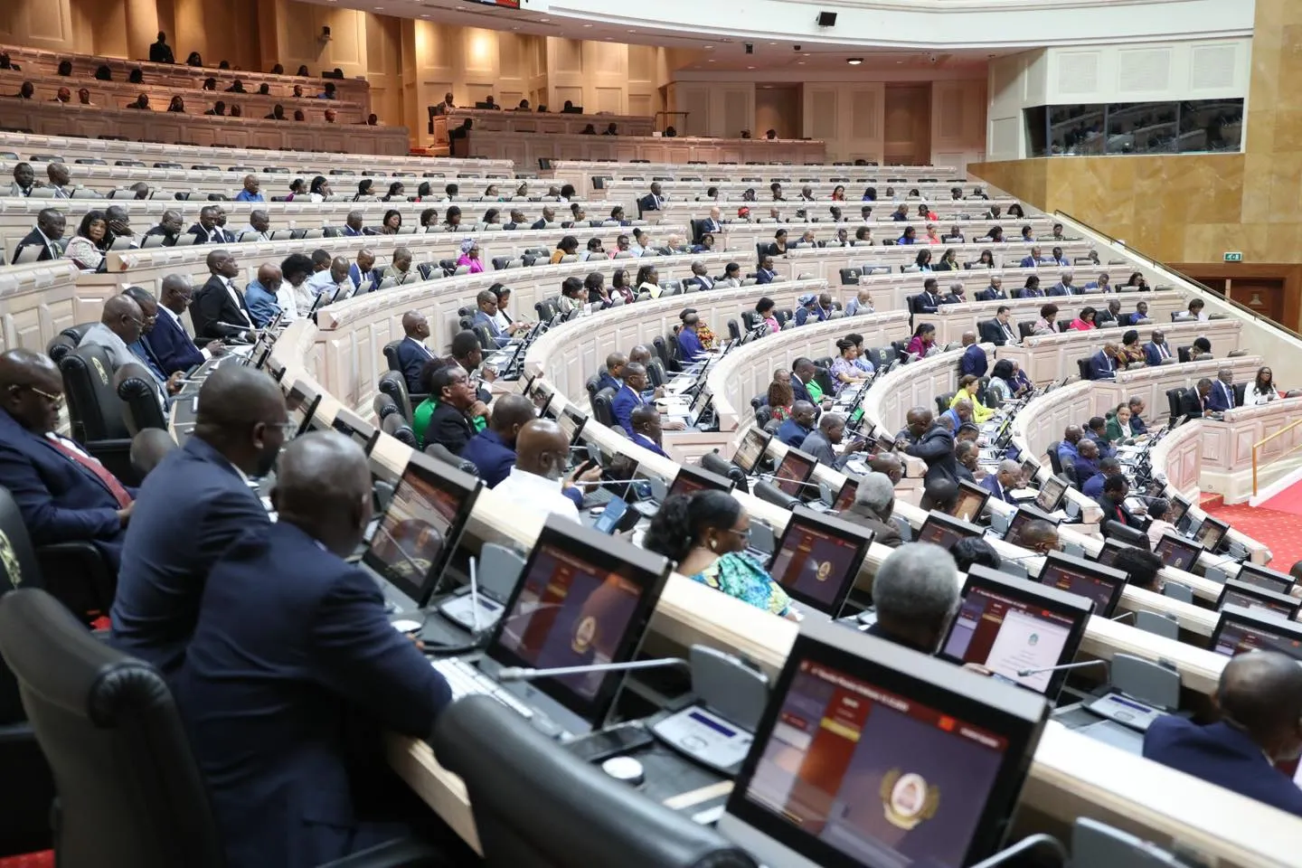 Parlamento avalia novo regime de tributação do rendimento das pessoas singulares