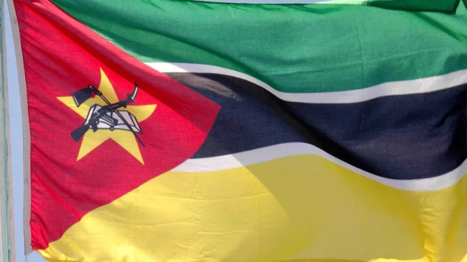 Navio-tanque com bandeira de Moçambique atacado em águas territoriais do Irão