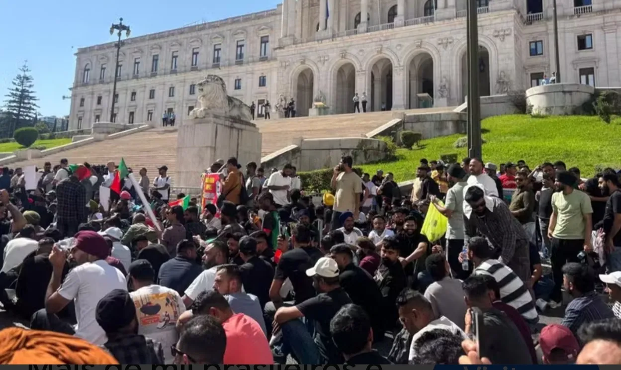 Manifestantes em Portugal acusam família rica de querer transformar praias públicas em propriedade privada