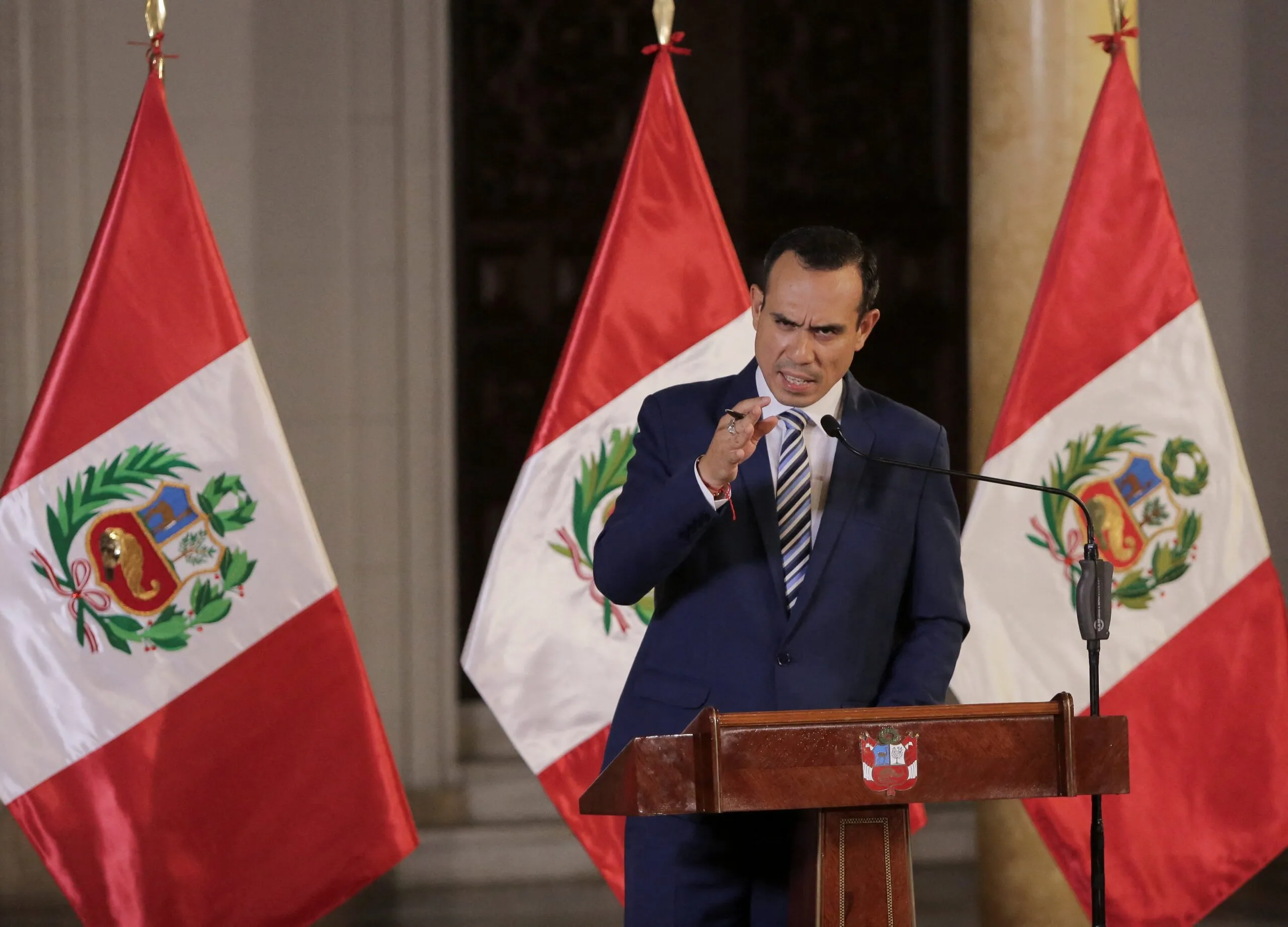 Parlamento do Peru aprova destituição do Presidente interino