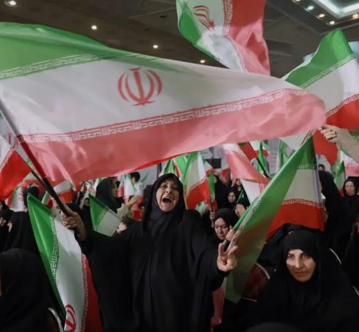 Euforia nas ruas do Irão após confirmação da morte de Ali Khamenei