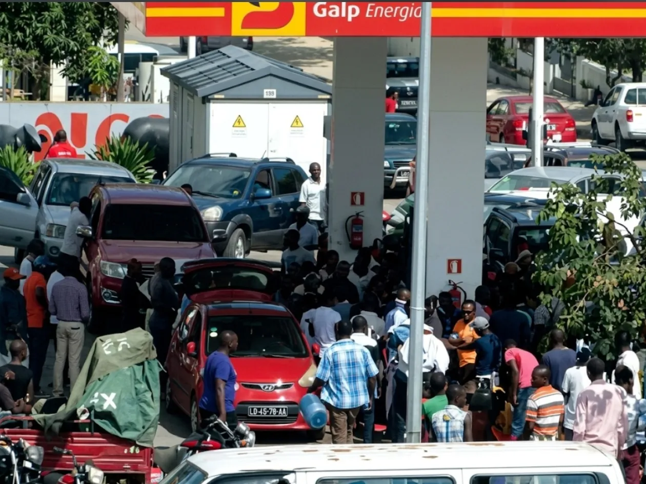Enchentes nos postos de abastecimento marca novo cenário de crise de combustível em Benguela