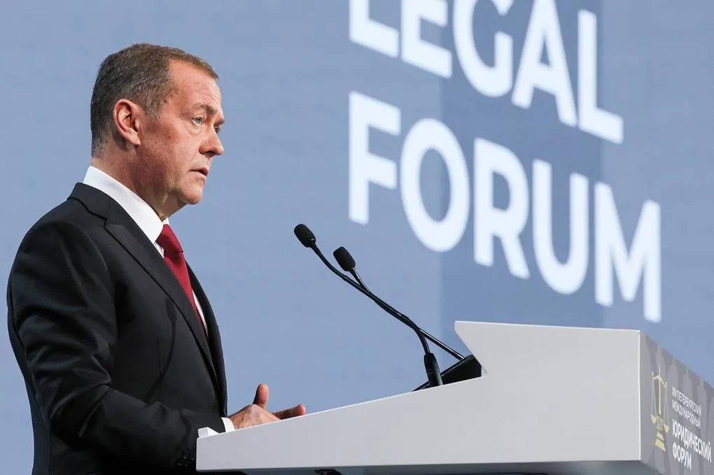 Dmitry Medvedev afasta diálogo com a Ucrânia e acusa Ocidente de pirataria financeira