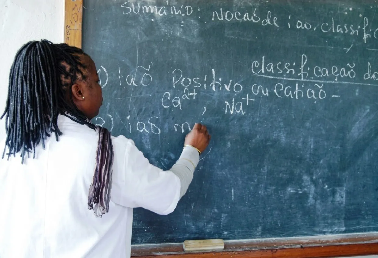 Professores moçambicanos denunciam atrasos nas horas extraordinárias e falta de material escolar; Governo promete melhorias no ensino