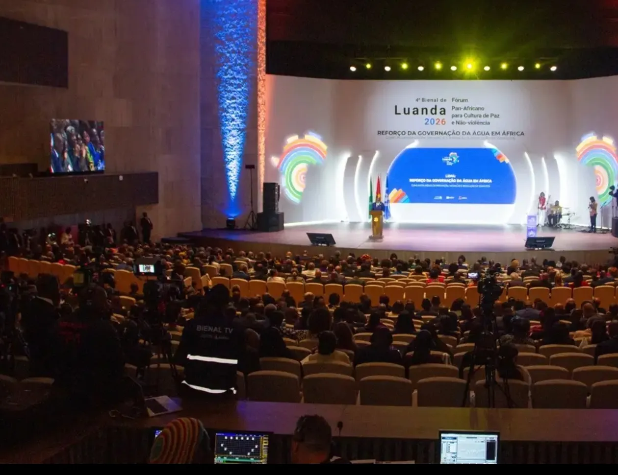 Jovem destaca importância da participação juvenil no debate sobre a água na Bienal de Luanda
