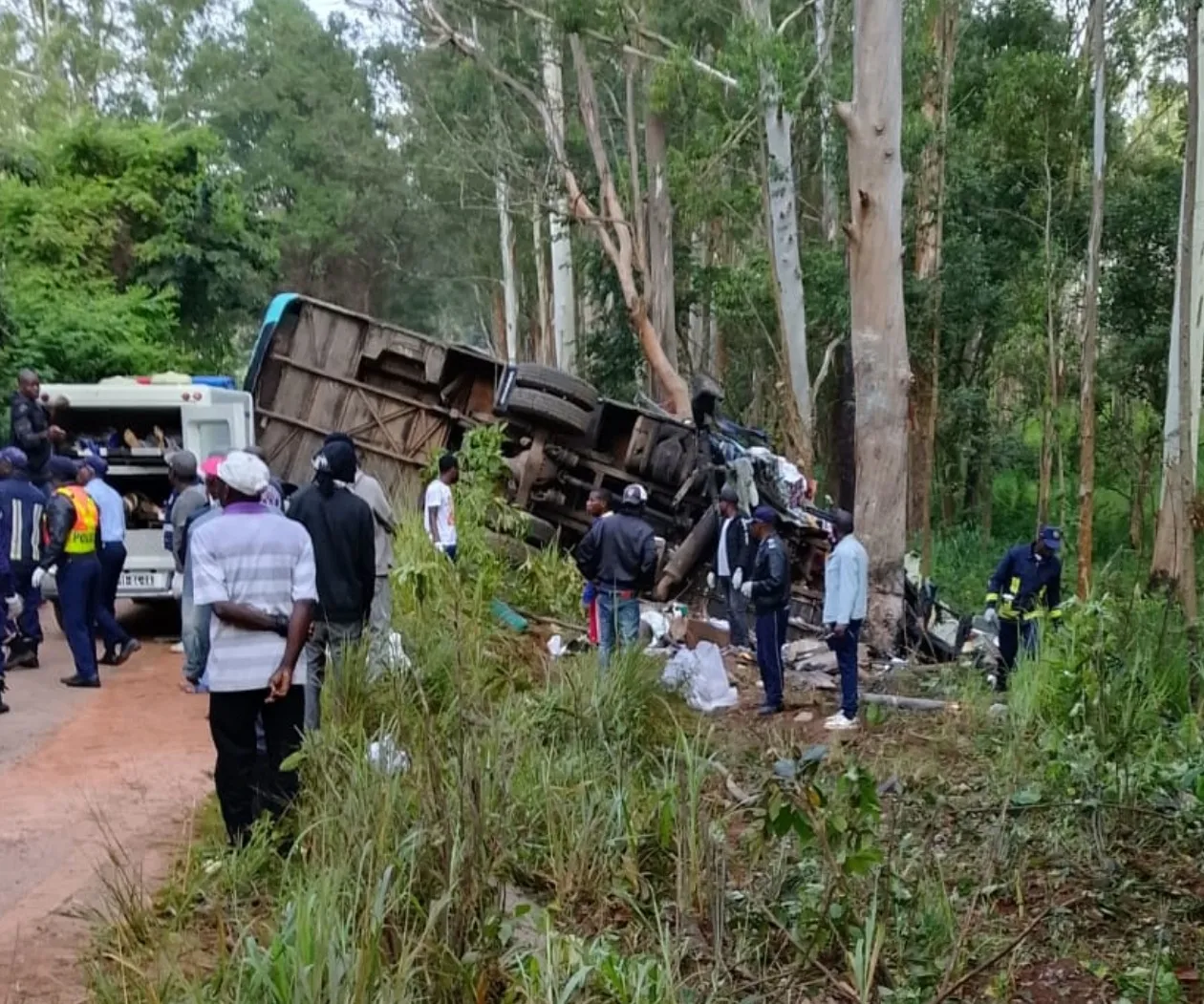 Sobrevivente acusa motoristas de condução sob efeito de álcool e excesso de lotação em acidente que matou 11 pessoas