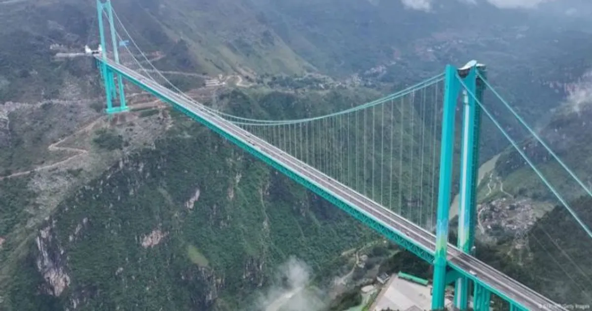 China: ponte mais alta do mundo aberta ao tráfego em Guizhou