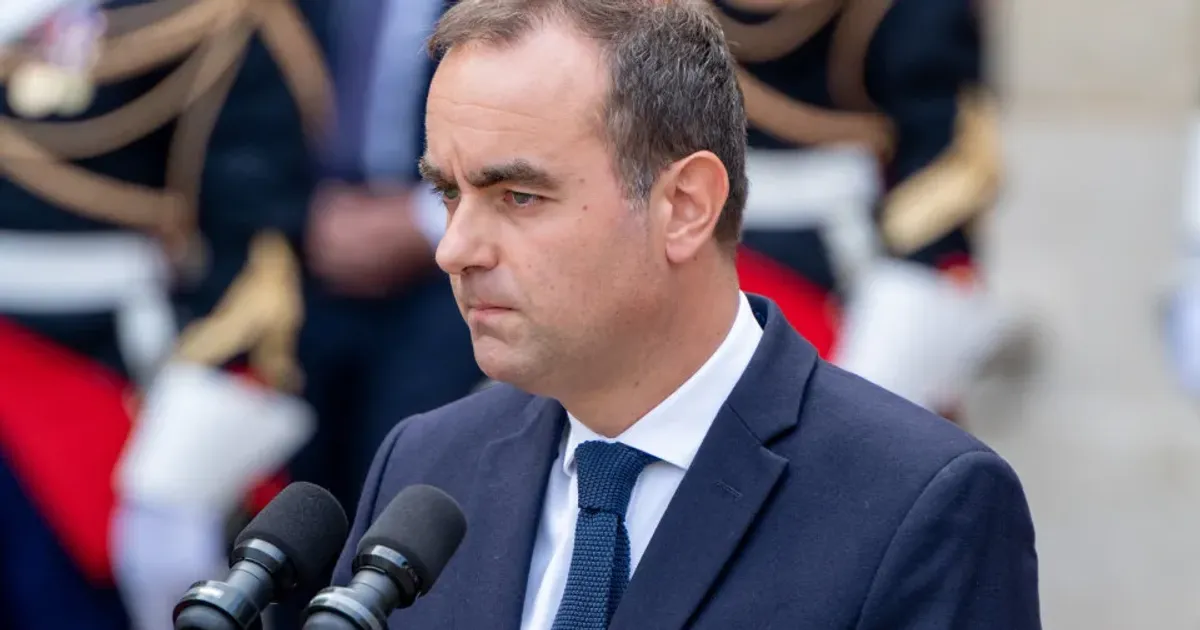 Renúncia do primeiro-ministro francês transmite imagem de um poder em colapso, diz analista