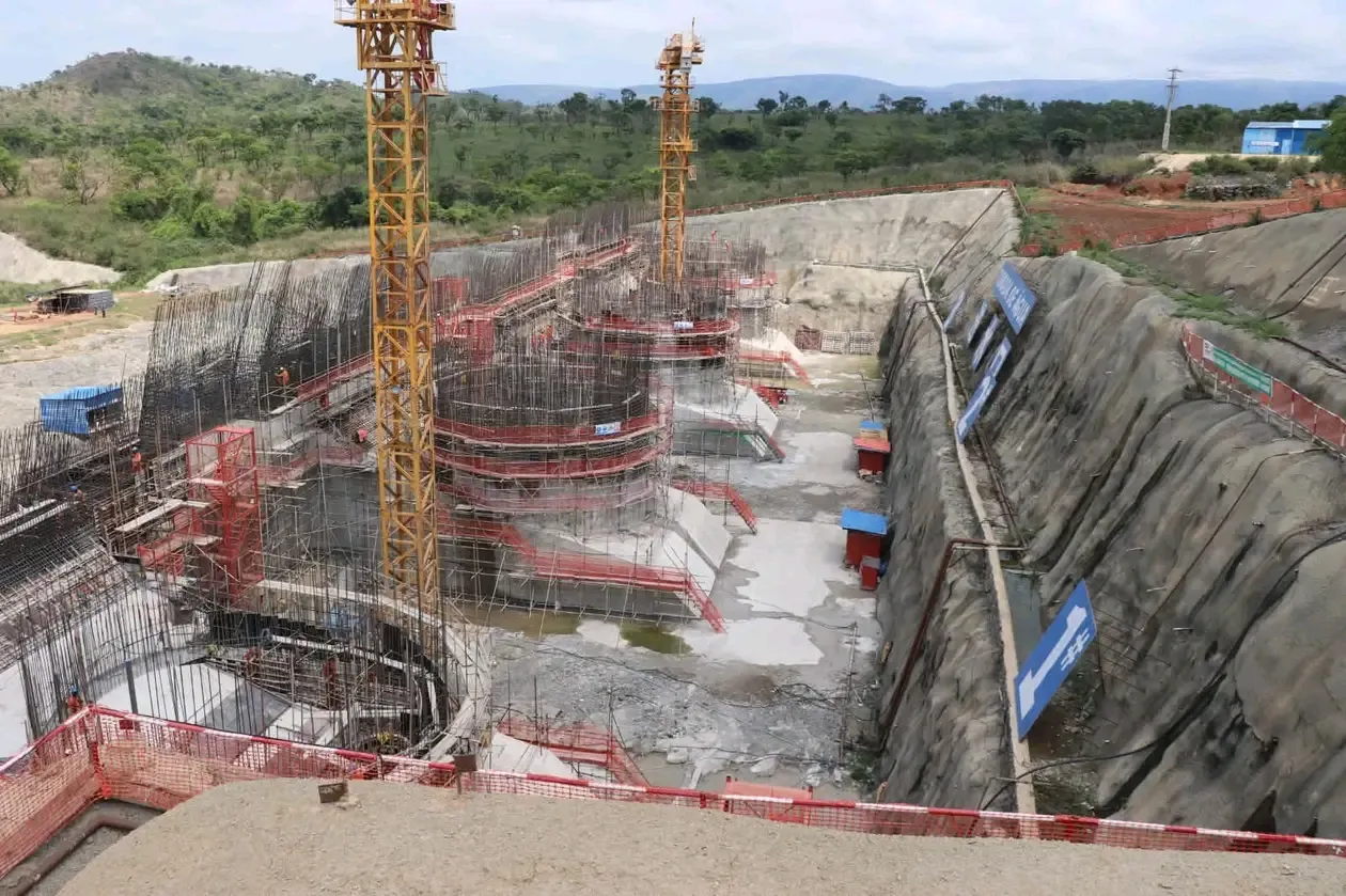 Angola reafirma meta de exportar energia da barragem de Caculo Cabaça para a SADC; obra tem entre 30% e 58% de execução e primeira turbina é esperada em 2027