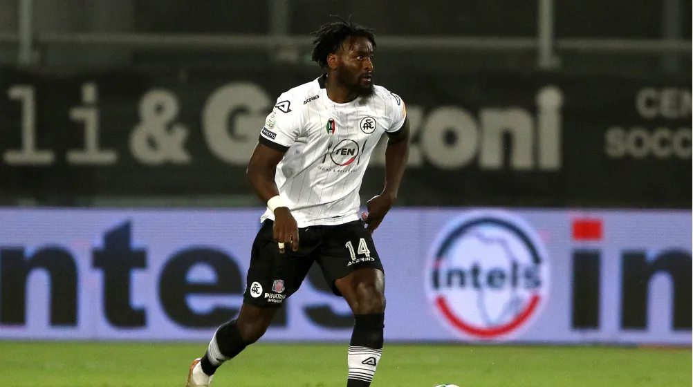 Angolano Mbala Nzola troca Fiorentina pelo Cagliari a título gratuito até 2027