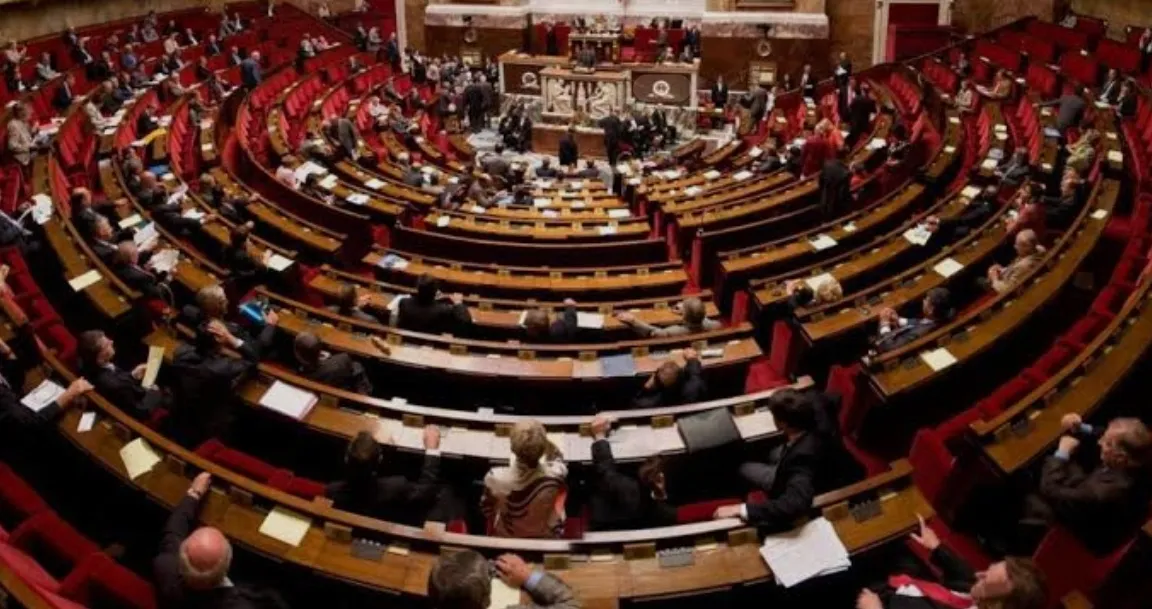 Parlamento francês afasta dever de relações sexuais entre casais
