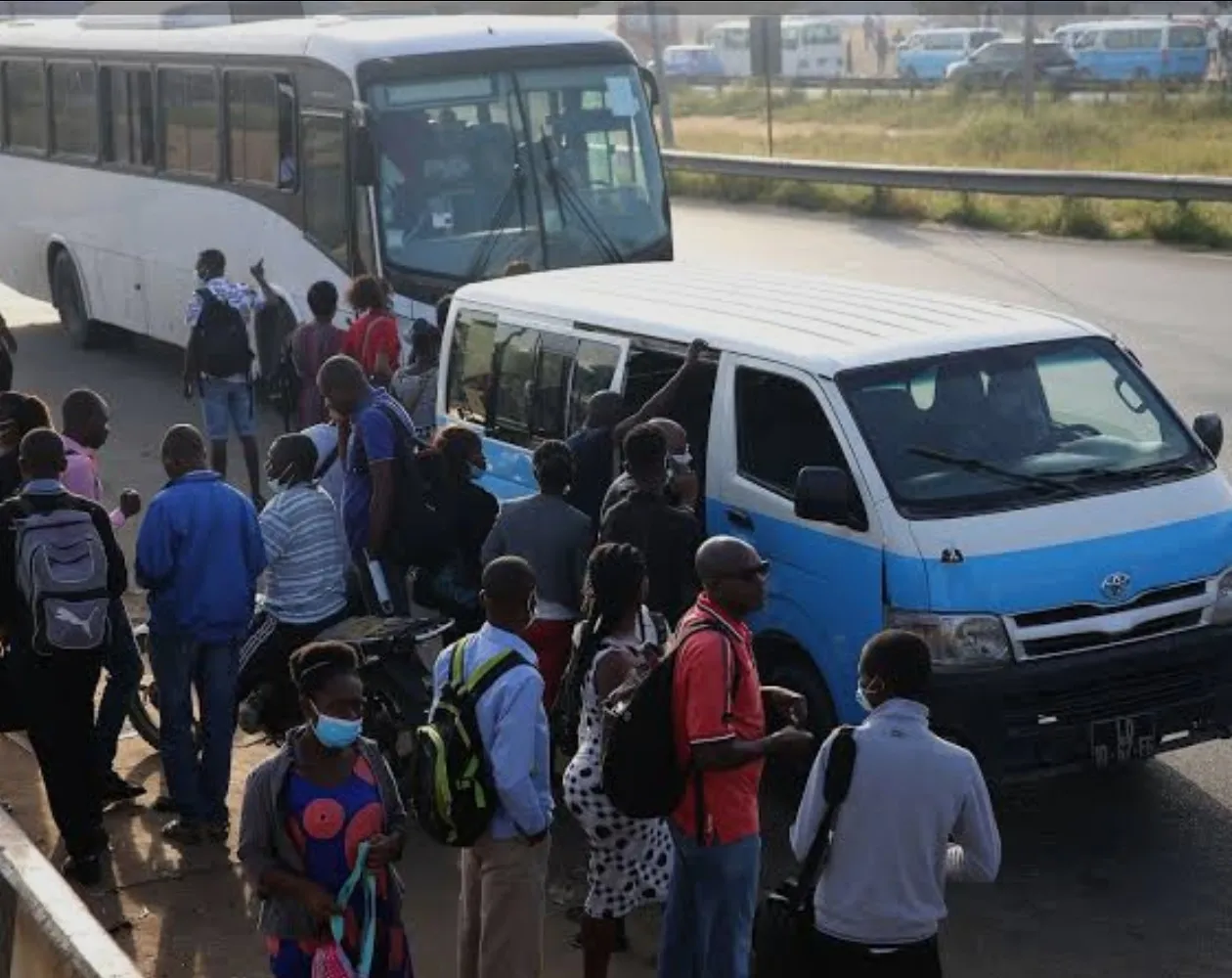 Populares exigem maior presença policial face ao aumento da criminalidade em paragens de táxi em Luanda