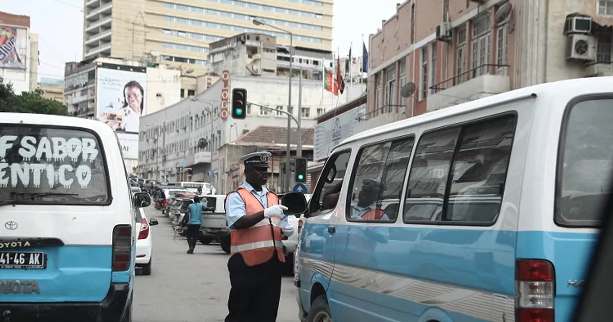 Analistas defendem penalização exemplar de taxistas que insistem em encurtar vias em Luanda