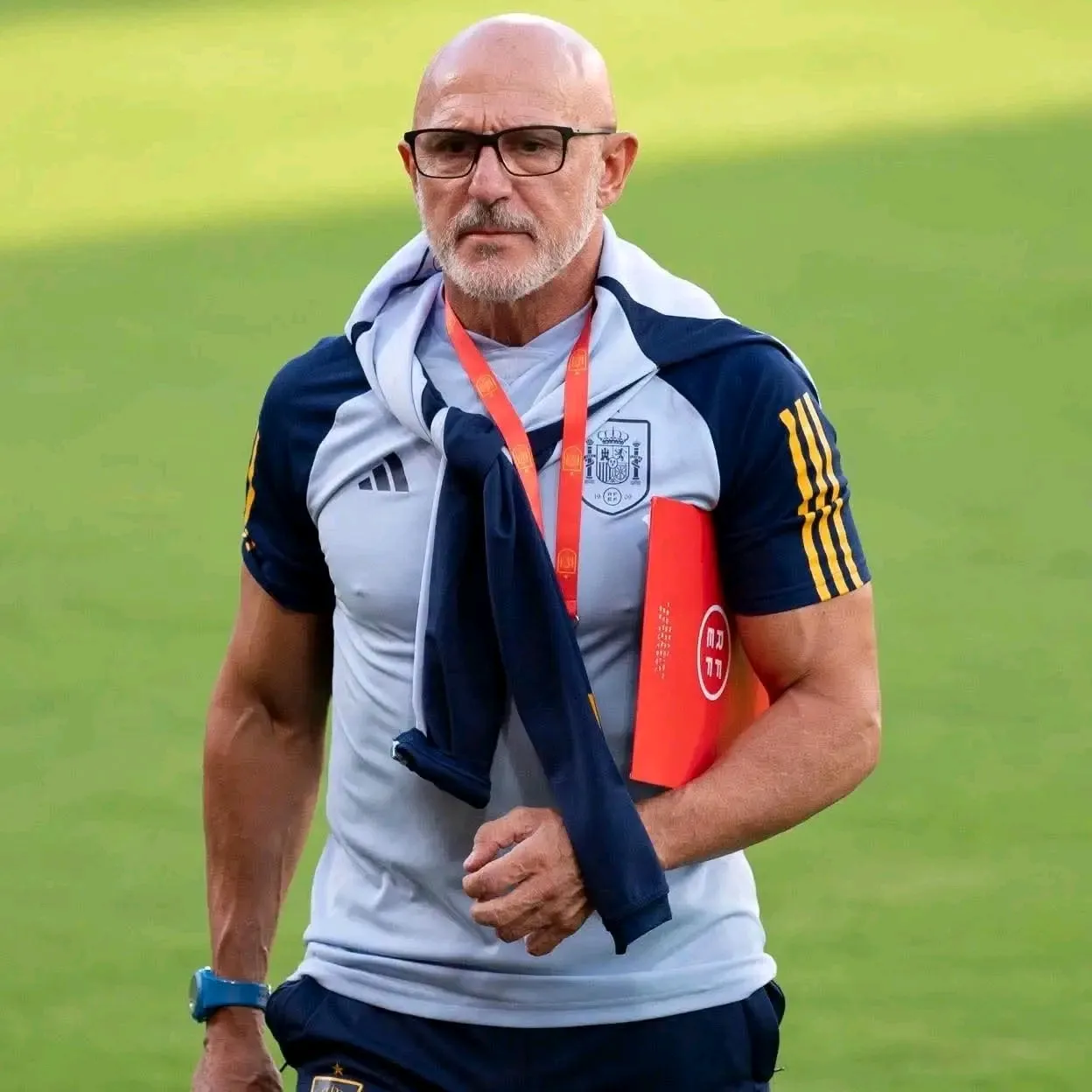 Luis de la Fuente vence Troféu Johan Cruyff e é eleito melhor treinador do mundo na Bola de Ouro 2026