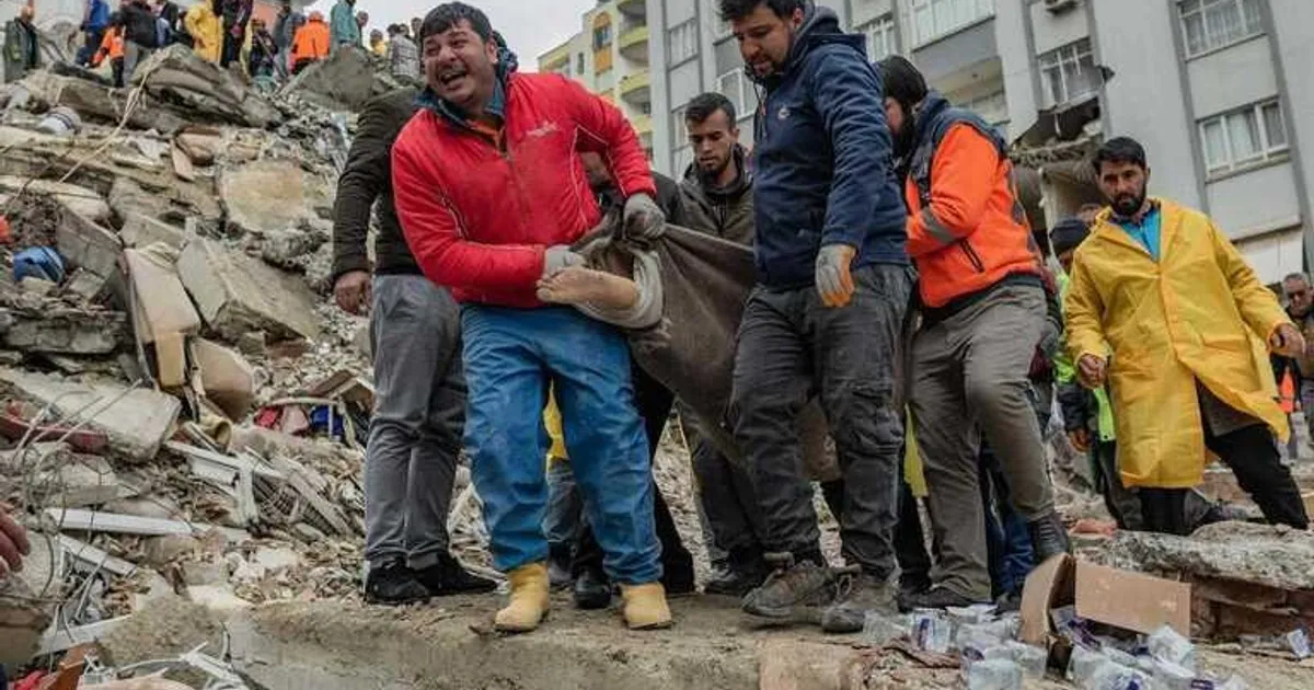 Sobe para 800 número de mortos no sismo no Afeganistão