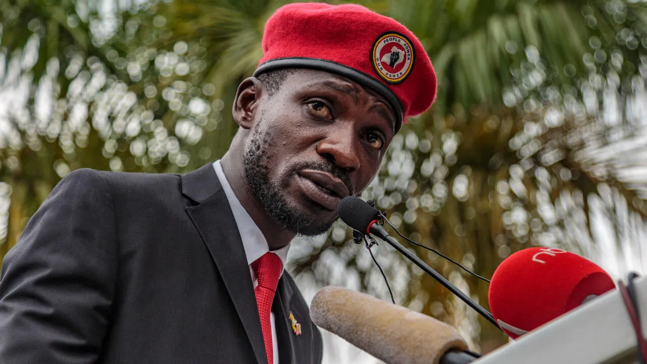 Líder da oposição do Uganda, Bobi Wine, afirma ter fugido do país para escapar do exército