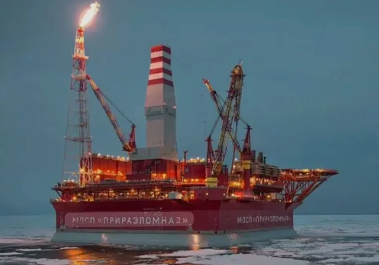 Governo dos EUA autoriza temporariamente venda de petróleo russo para conter alta de preços