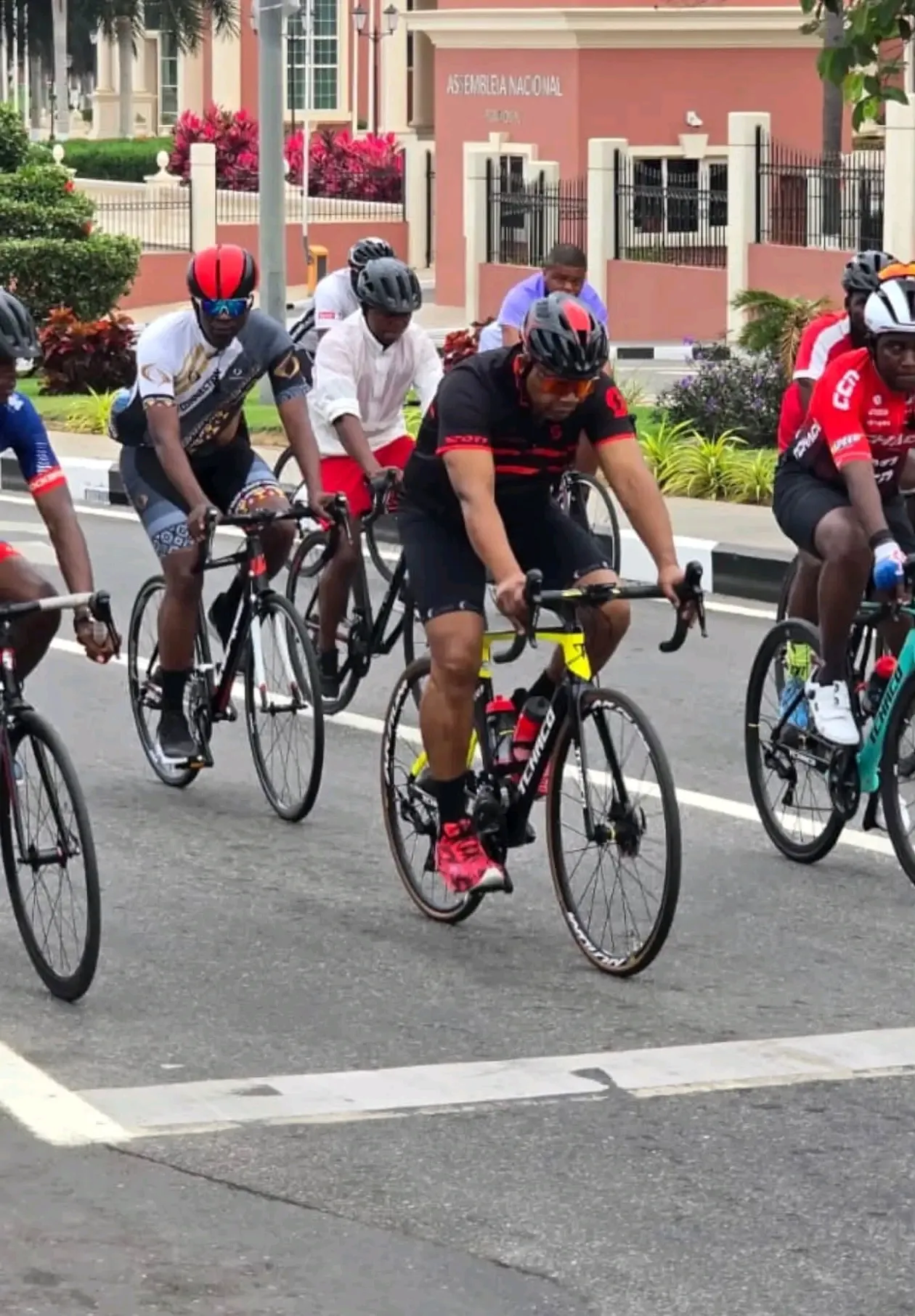 João Lourenço começa domingo com 20 quilómetros de ciclismo