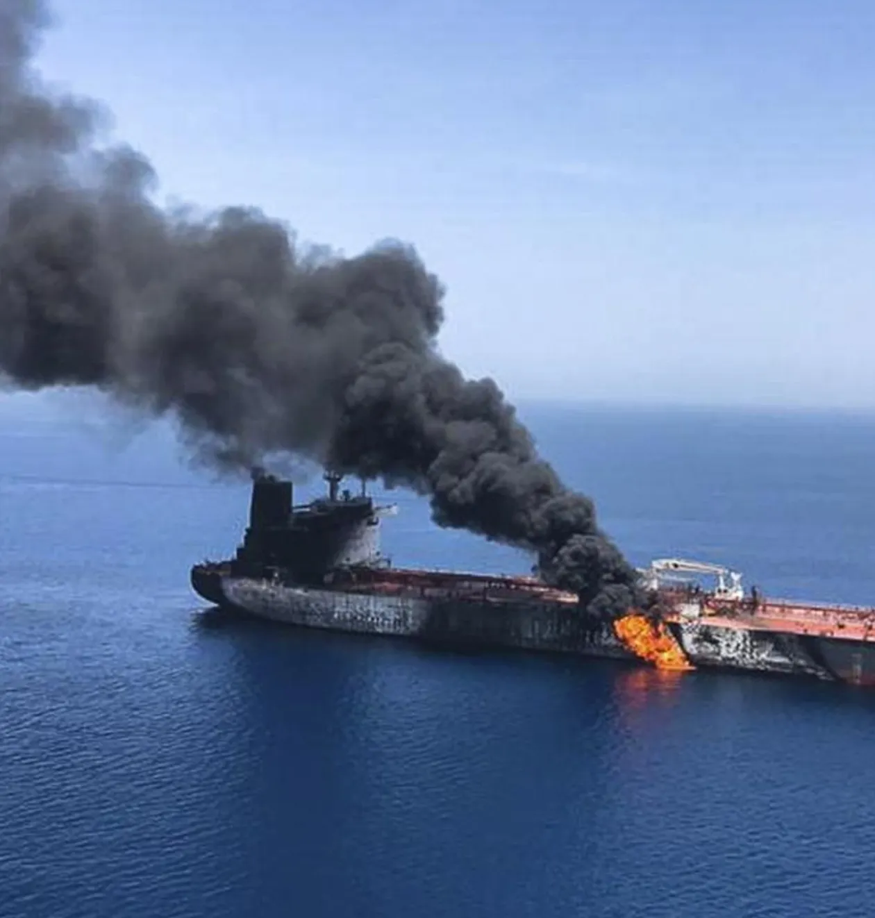 EUA afirmam ter bombardeado navio com bandeira do Panamá por tentar furar bloqueio naval ao Irão