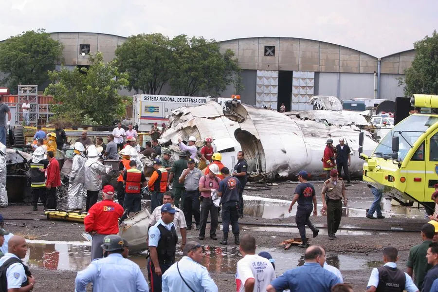 Quinze mortos em queda de avião colombiano na fronteira com Venezuela