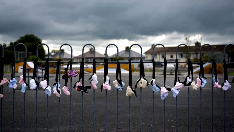 Irlanda analisa restos mortais de 99 bebés encontrados em vala comum