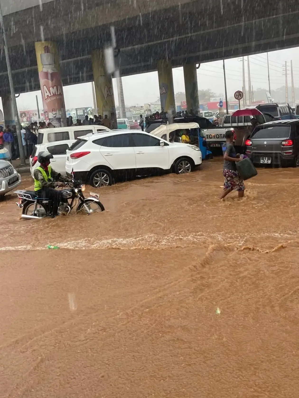 Chuvas persistem em Luanda no Domingo de Páscoa e agravam riscos em vários municípios