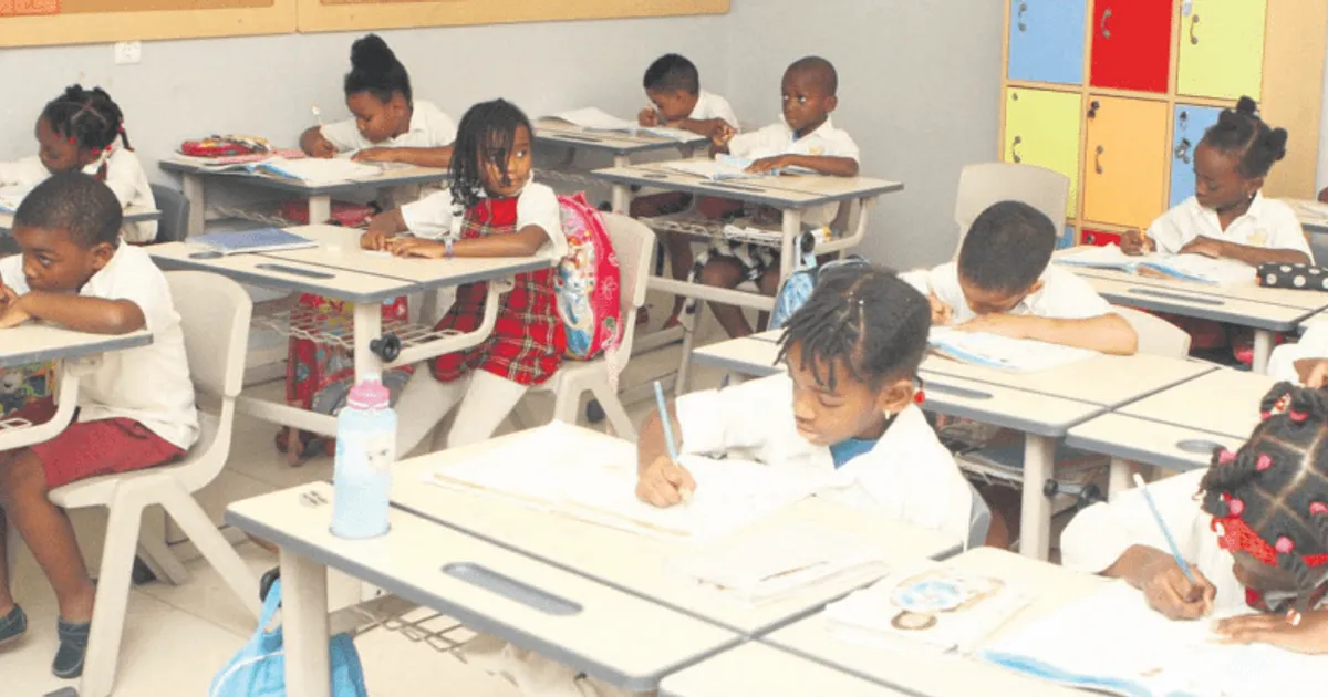 Encarregados de educação indignados com colégio transformado em hospedaria.