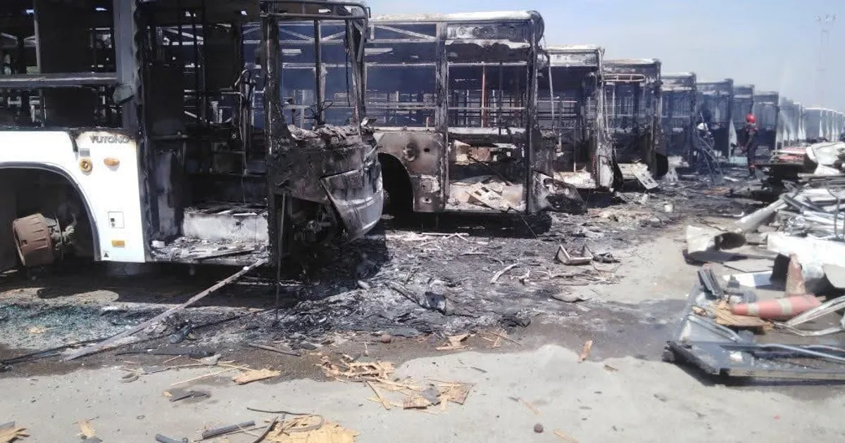 Incêndio destrói mais de 20 autocarros na base da TCUL no Cazenga