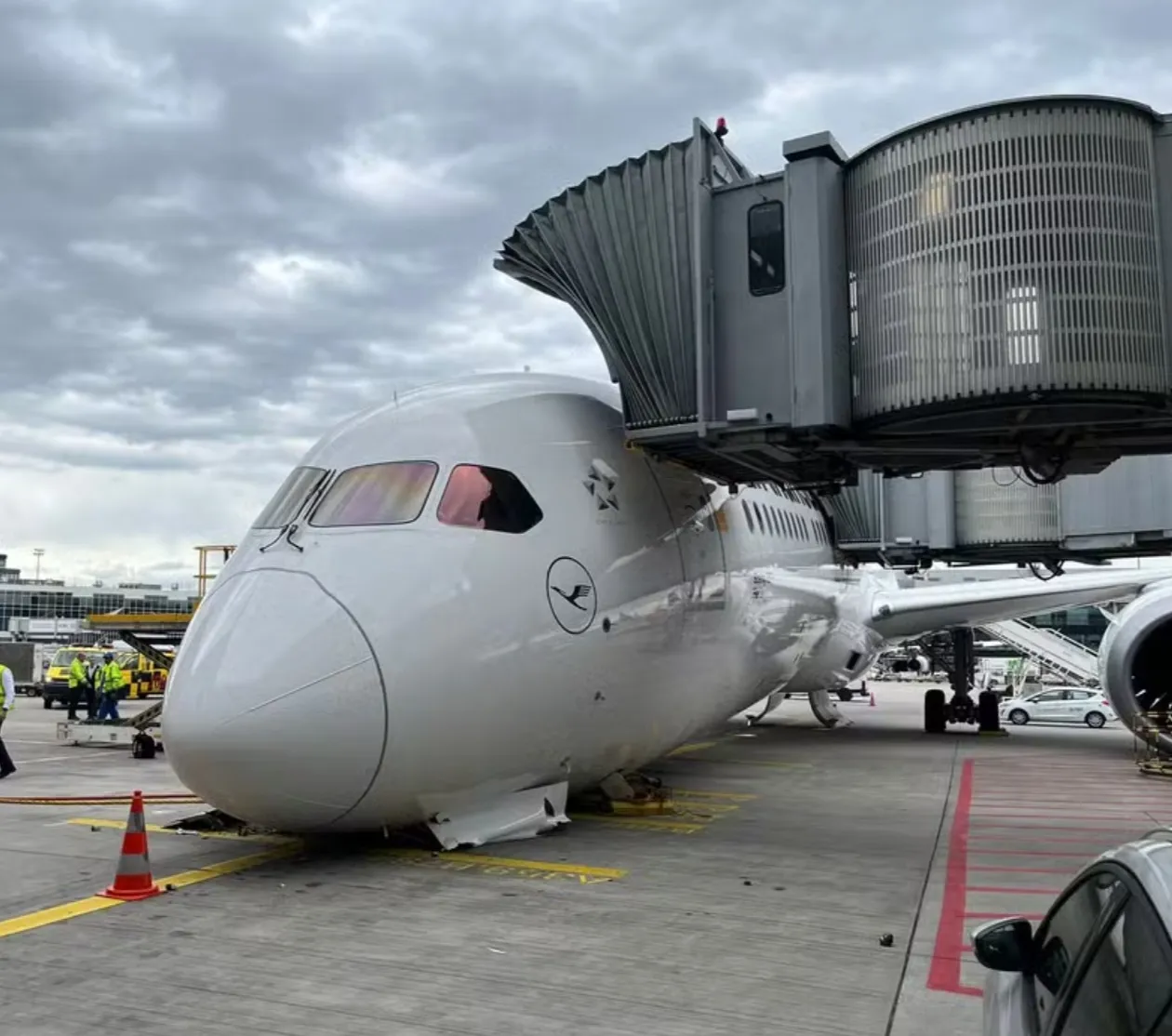 Avião da Lufthansa colapsa e deixa vários feridos no aeroporto de Frankfurt