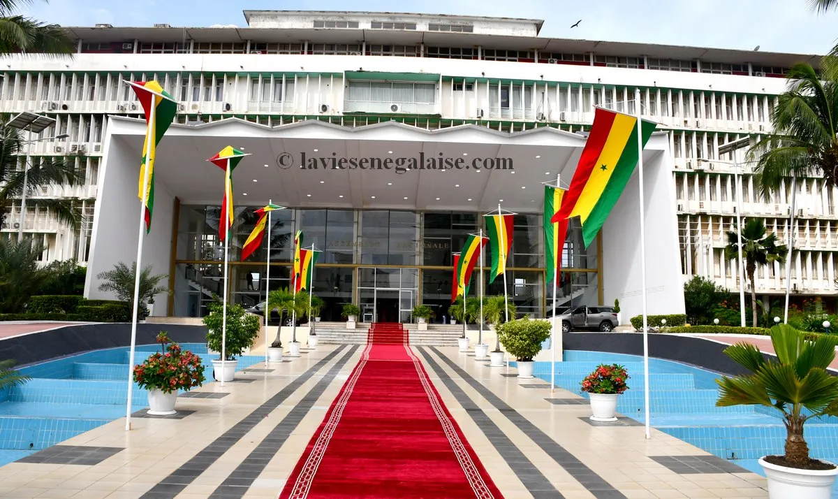 Deputado da oposição expulso do Parlamento senegalês após tentar insultar o presidente