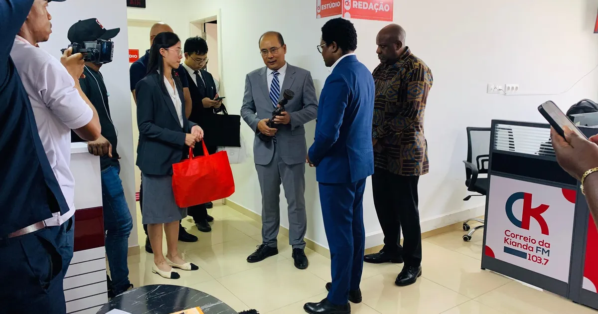 Embaixador da China visita Rádio Correio da Kianda