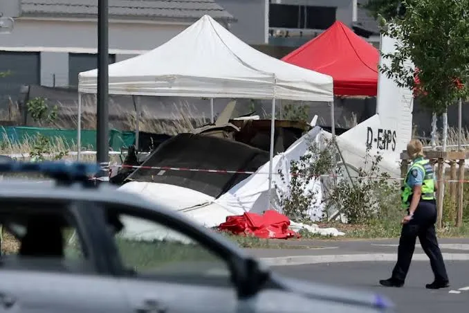 Queda de avião em zona residencial em França causa a morte de 11 pessoas