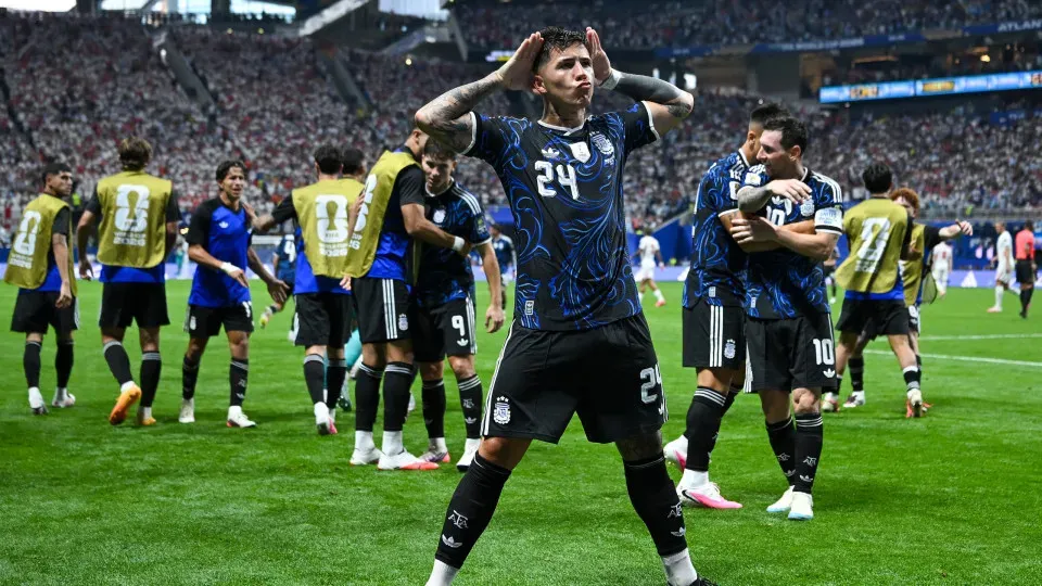 Argentina vence Inglaterra nos acréscimos e marca encontro com a Espanha na final do Mundial 2026