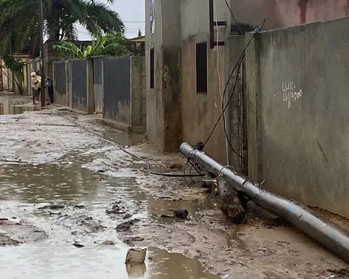 Queda de posto eléctrico coloca moradores dos Mulenvos em risco