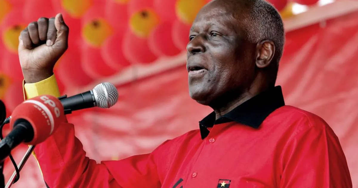 Angola: Presidente condecora militares e ex-chefes de Estado