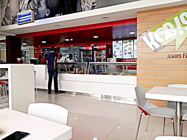 Negócios de fast food criam emprego e asseguram rendimento para jovens