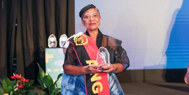 Rainha da Mandioca distinguida entre 100 heroínas da agricultura mundial