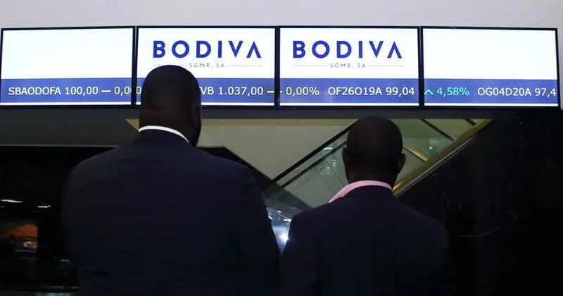 Vista da sala da BODIVA - Bolsa de Dívida e Valores de Angola, com as variações das bolsas de valores.