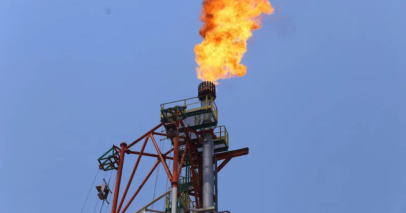 Toucha ou flare da Refinaria de Luanda, durante a queima de compostos gasosos para evitar descarte de