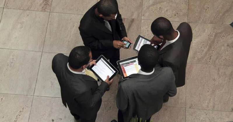 Jovens utilizando tablets acessando um novo portal de informações