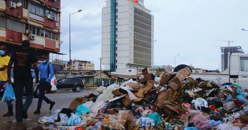 Amontoado de lixo, na rua Cônego Manuel das Neves, onde está localizado o edifício sede da ENDE.